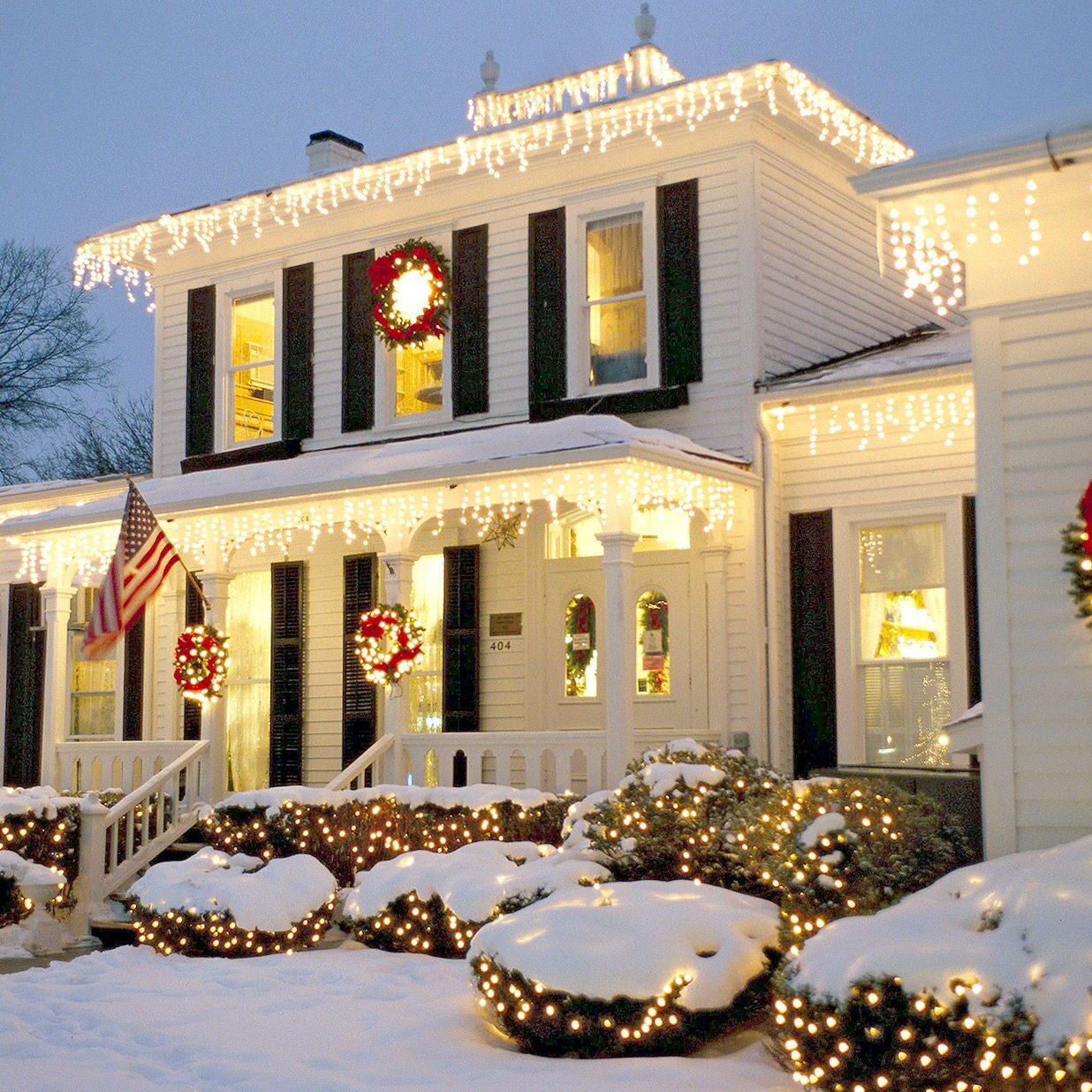 greek-revival-exterior-holiday-lights-b6917f25-9b1e06166e0b4419a464bdbc5b1890f8